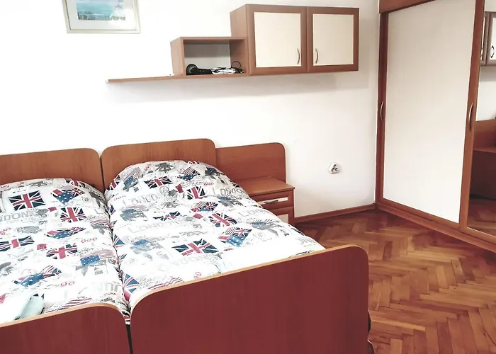 Jasmine Metro Station, 2bdr, Free Parking Apartment