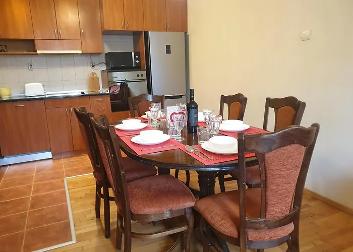 Jasmine Metro Station, 2bdr, Free Parking Apartment